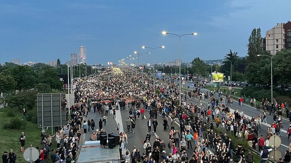 Srbija I Protesti Desetine Hiljada Ljudi U Etnji I Blokade Mostova