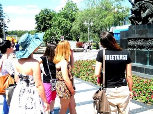 490x370-Greeters-Nis.jpg