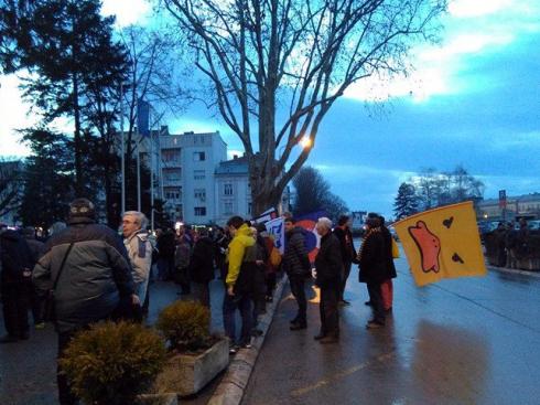 Inicijativa "Ne da(vi)mo Beograd" na protestima u Nišu; foto: JV