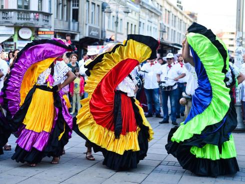 Defile folkloraca Obrenovićevom ulicom