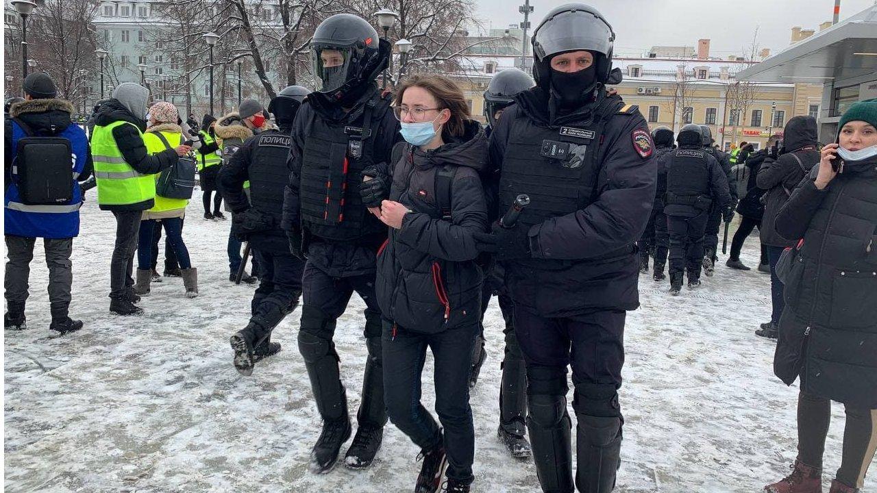 Новости службы би би си. Поліція затримує хлопця.