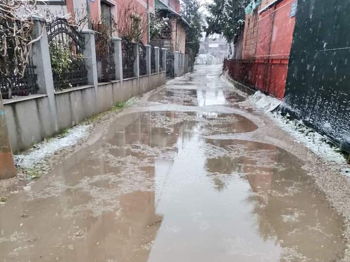 jezero na ulici foto citalac