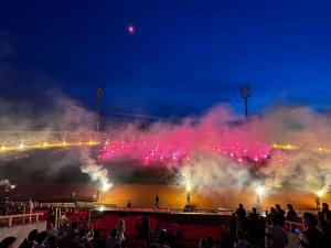 NIŠ OVO NE PAMTI! Meraklije priredile neviđen vatromet i bakljadu zbog  100. rođendana Radničkog (VIDEO)