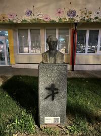 Vandalizovana bista Božidaru Adžiji