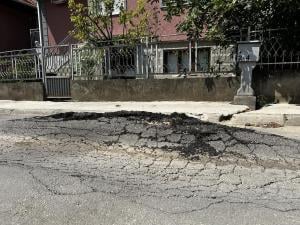Rupa i izdignut asfalt u ulici u Durlanu, Nišlije kažu "vulkan iz asfalta"