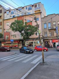 Oštećena bandera sa kablovima