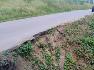 Foto-vest: Urušava se put u Svrljigu gde prolazi autobus sa đacima