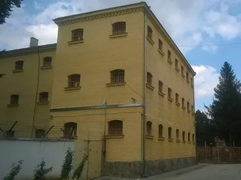 490x370 zatvor1