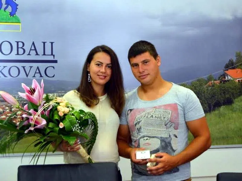 mladencima gradonacelnik Leskovca kupio burme foto GRADLESKOVAC ORG