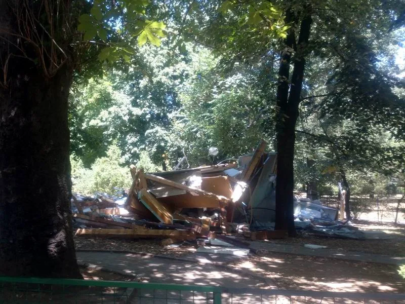 kucica u parku porusena foto i m
