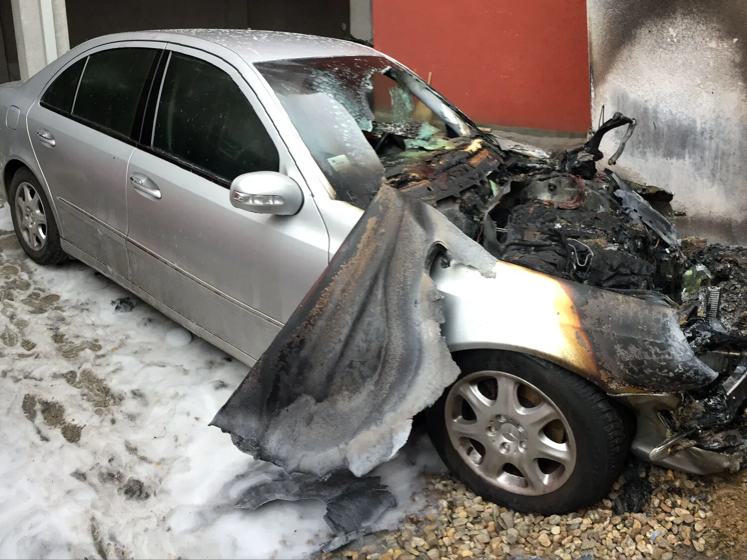 Izgoreo automobil 2 foto PB Juzne vesti