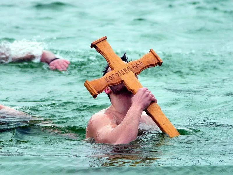 Plivanje za casni krst foto Vanja Keser