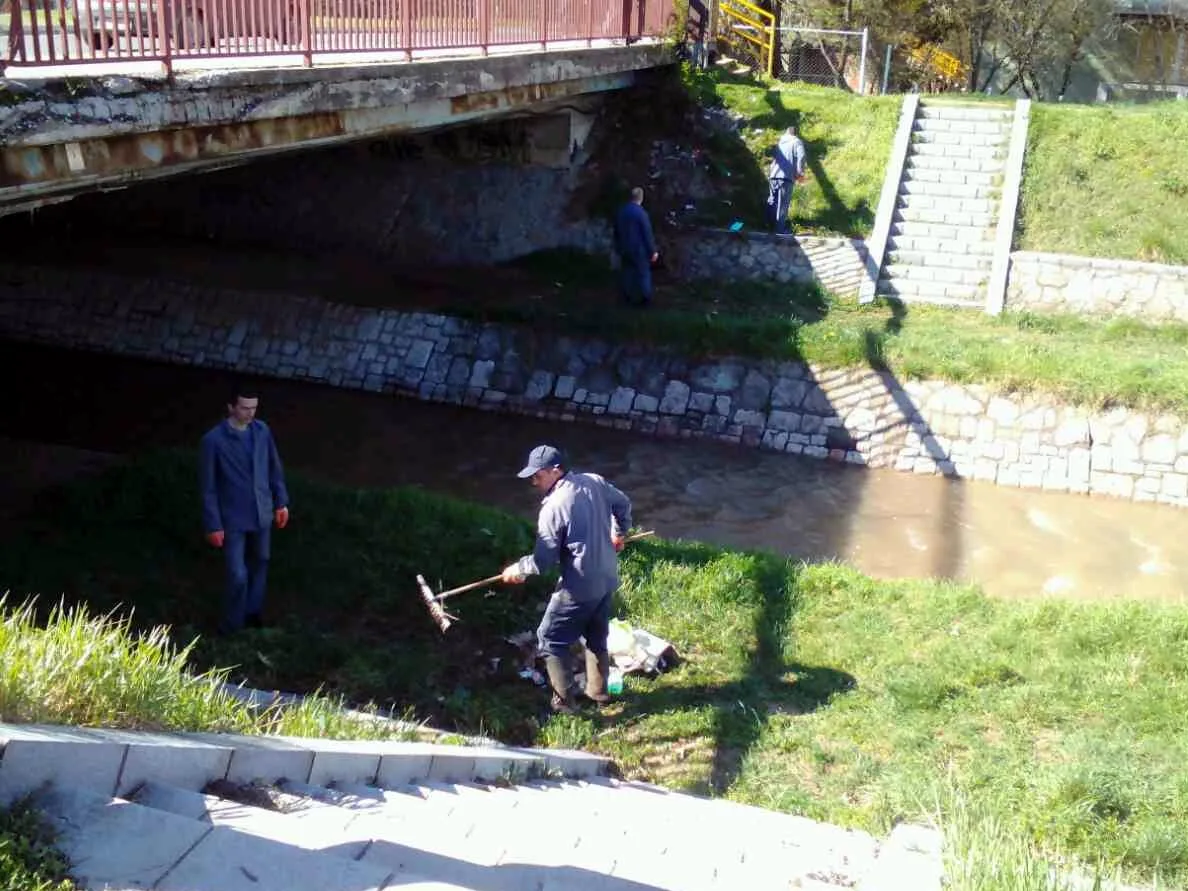 Zatvorenici ciste Gabrovacku reku foto Opstina Medijana