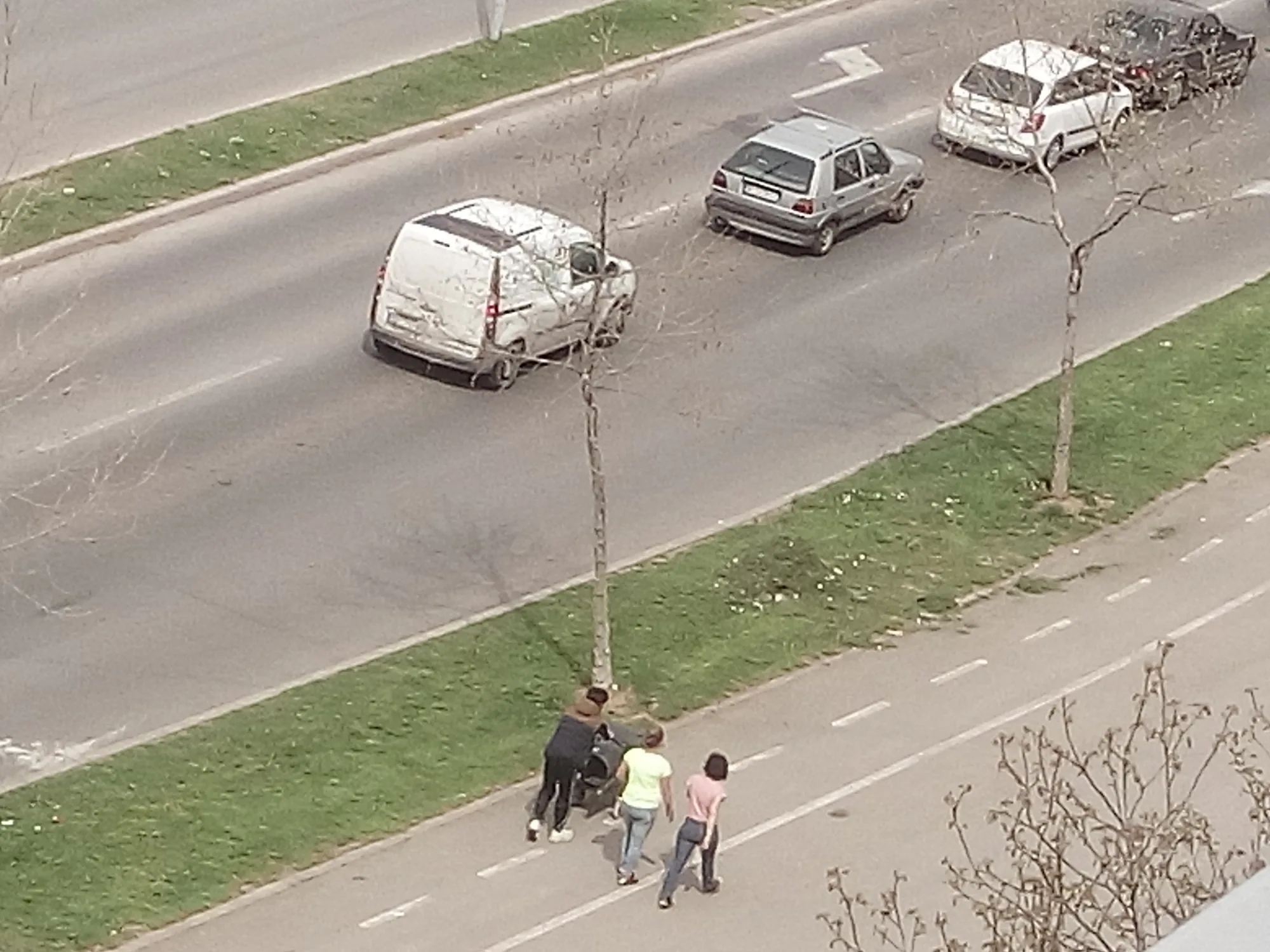 Gradjani odnose korpu foto citalac