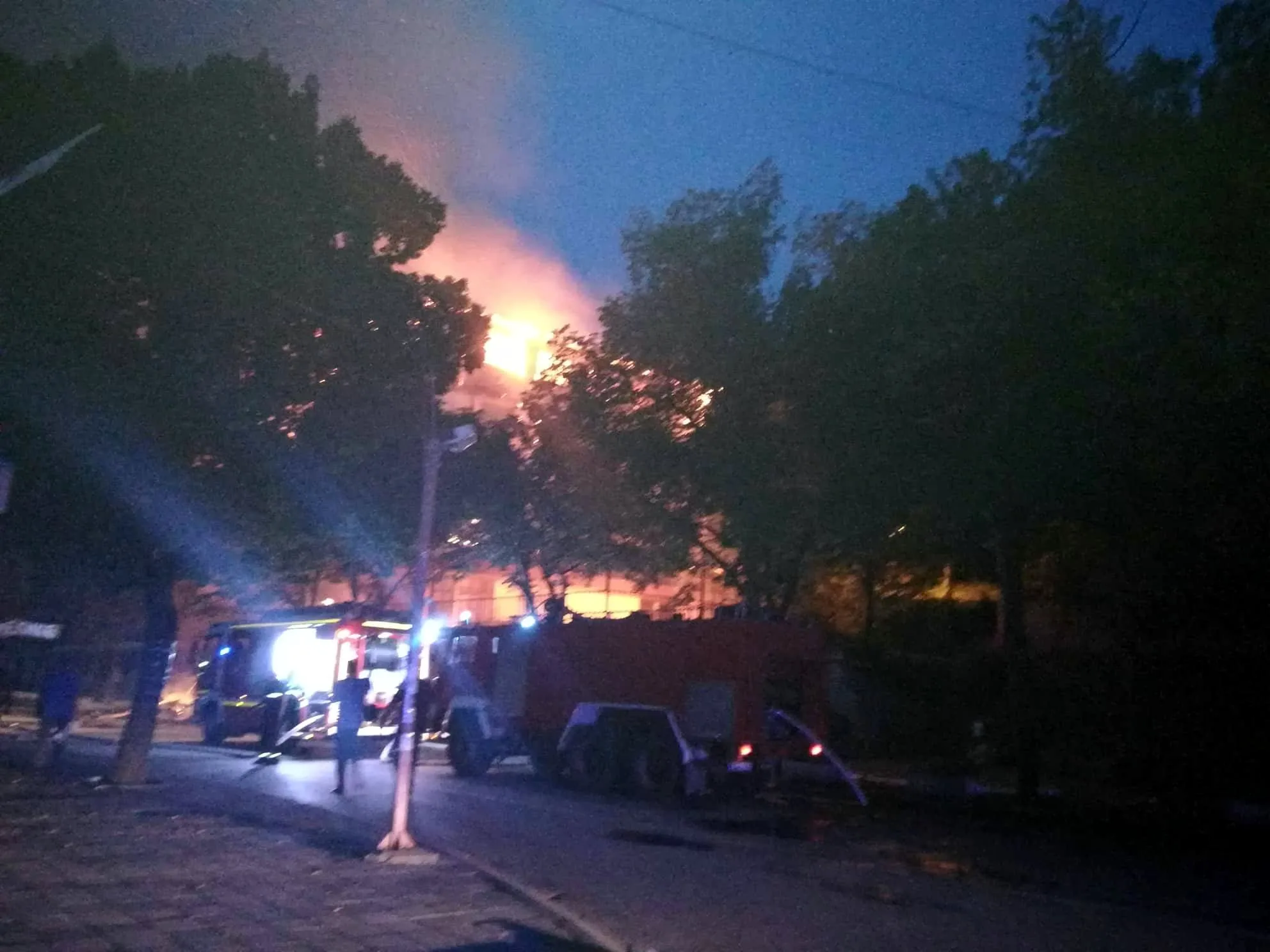 Vatrogasci gase pozar Banja foto JV