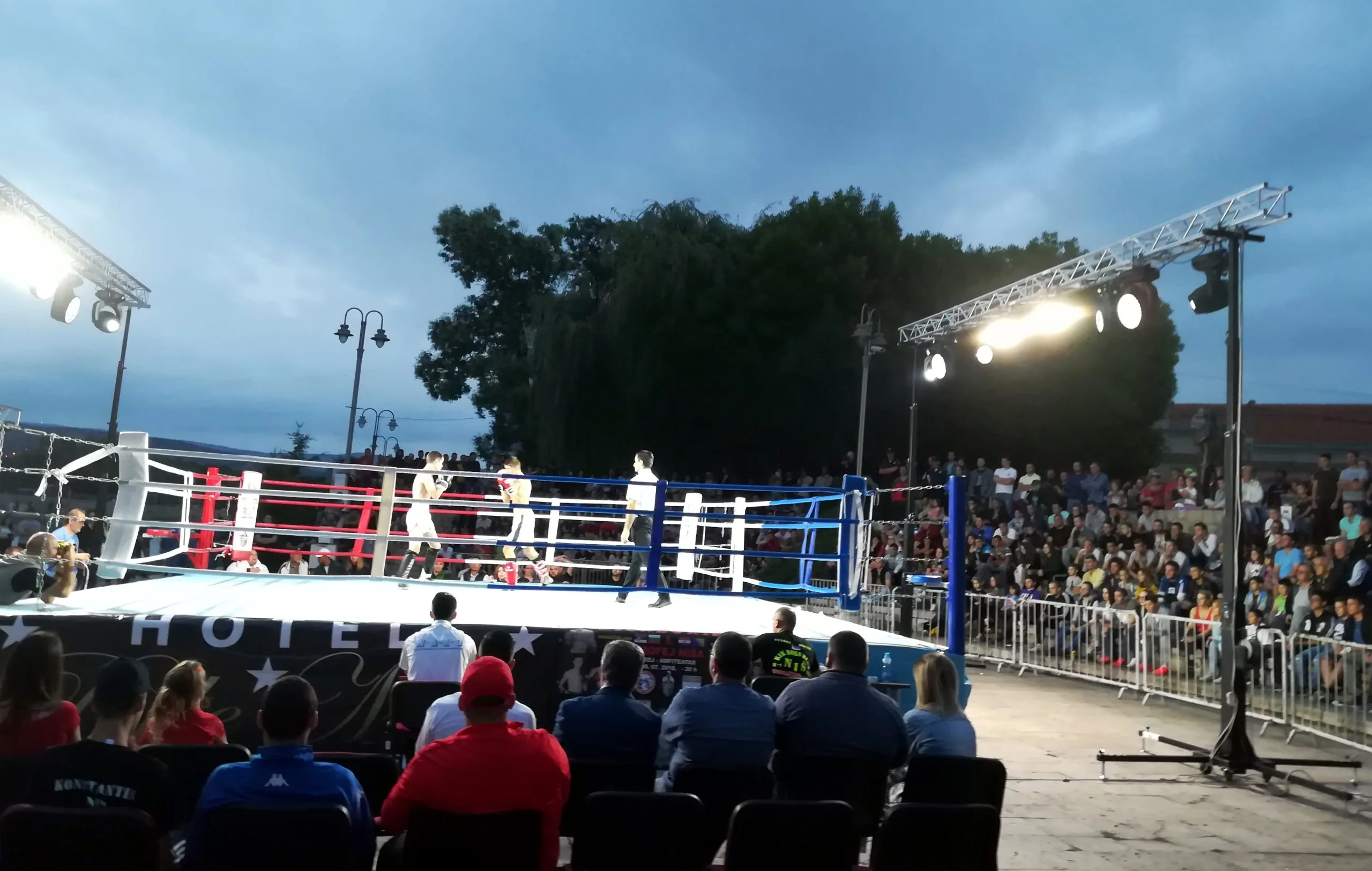 Kik boks revija amfiteatar na keju Nisave foto Juzne vesti Milica Jovanovic scaled