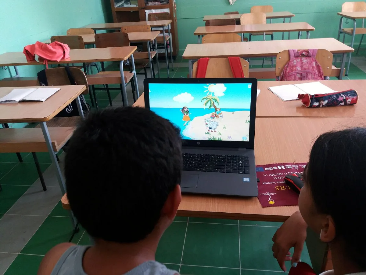 Romi ucenje1 foto Udruzenje Romkinja Nada