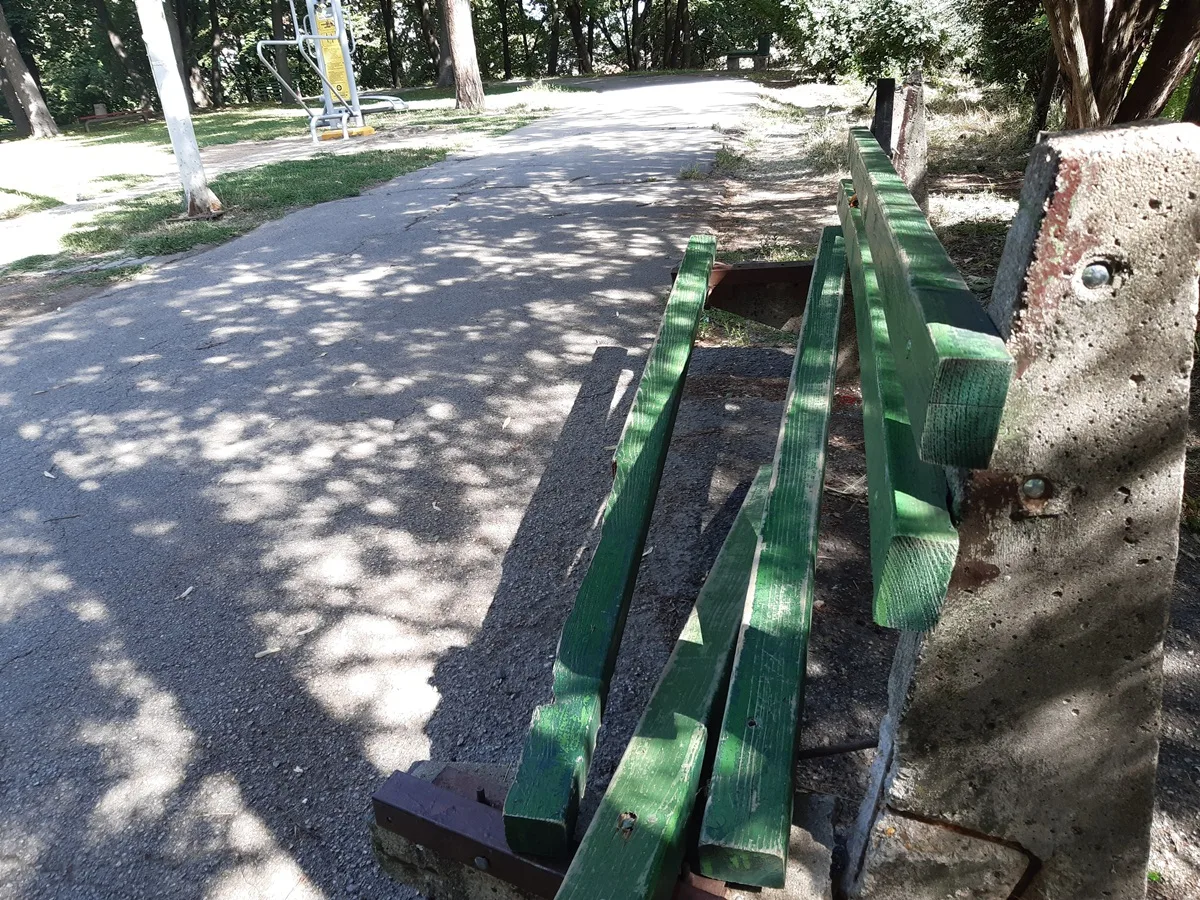 Slomljene-klupe,-park-Leskovac,-jul-2019,-foto-Bojana-Antic