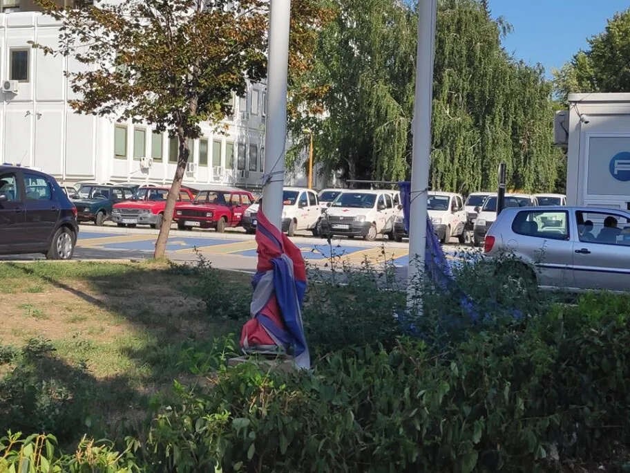 Zastava Srbije parking Foto V M R