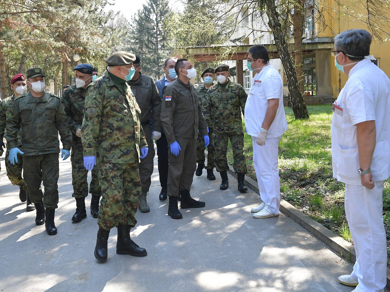 Vulin obilazi Vojnu bolnicu foto Ministarstvo odbrane