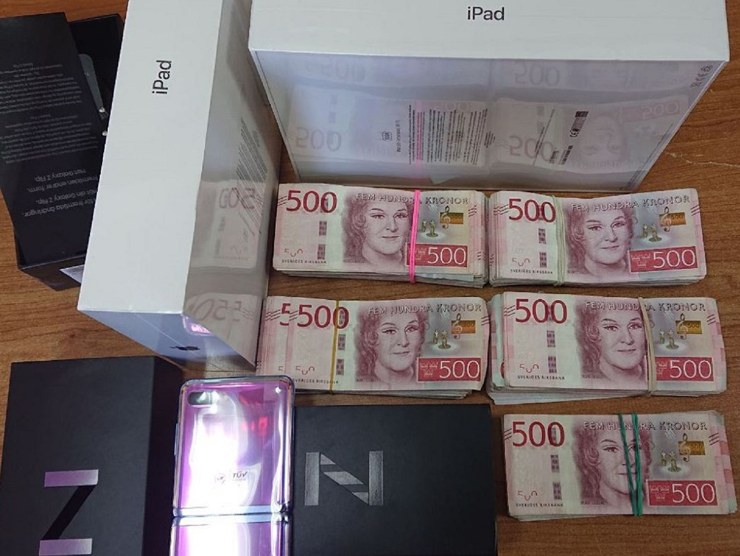 tableti mobilni i krune foto Uprava carina