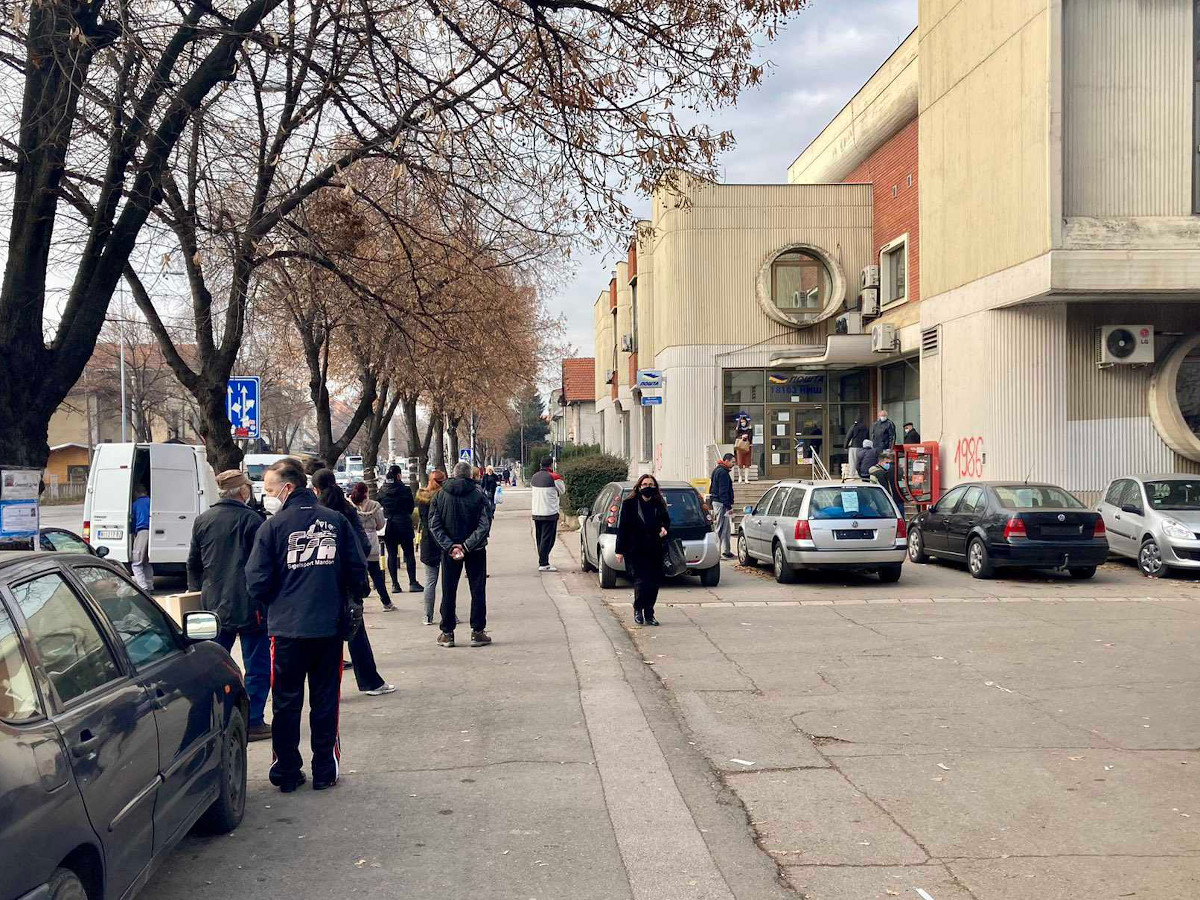Guzve ispred poste u Durlanu foto V O