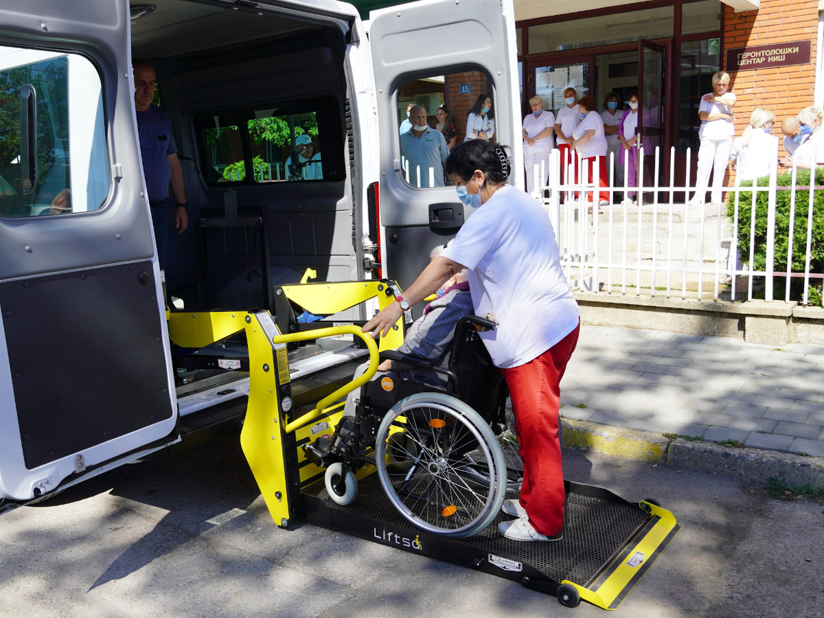 gerontoloski centar nis donacija vozila foto sajt Grada Nisa