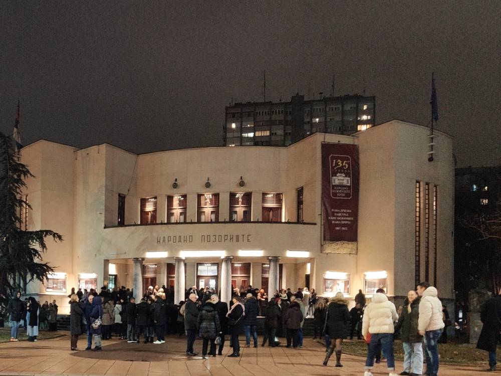 Narodno pozoriste uvece publika