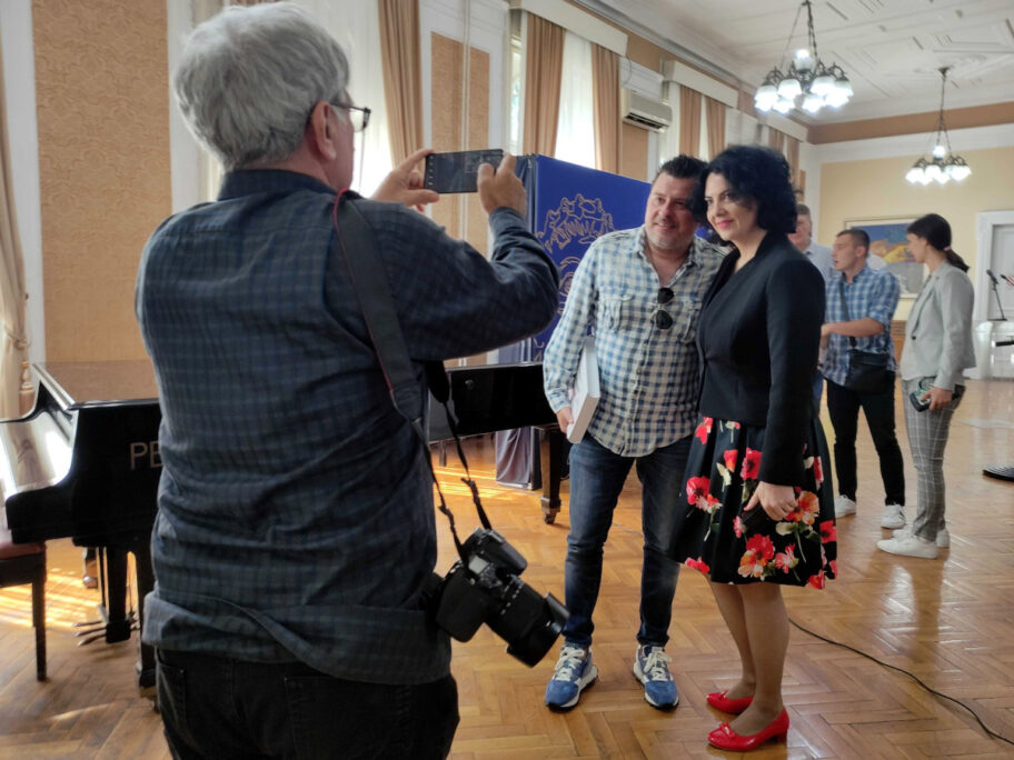 Jovica Krstic fotografise gradonacelnicu foto JV Ljubica Jocic