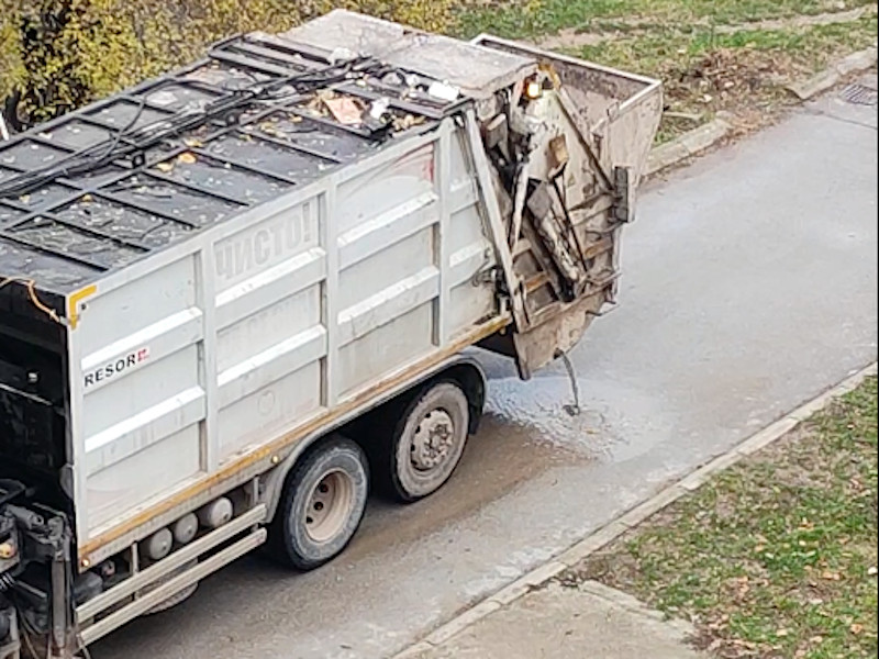 Curi voda iz kontejnera foto citalac