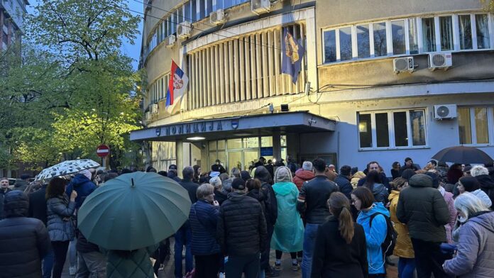 gradjani ispred pu